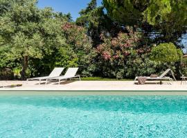Relax in Style - Prime Spot with Garden & Natural Pool, hótel í Azeitao