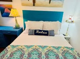 Pearls Pad - Beautiful 1 bedroom apartment- 1 block to beach