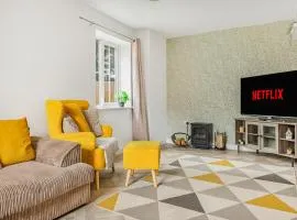 Bestwood Home with 4 Bedrooms Sleeps 10 with Parking