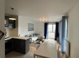 Spacious & Bright Apartment for 7 with Terrace and Secure Parking near Paris, hôtel à Malakoff