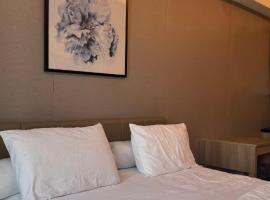 Cozy Apt Studio Anderson Pakuwon Mall view city, hotel i Surabaya