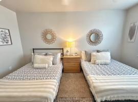 Modern Townhouse Retreat, Hotel in Edmond