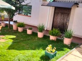 Yukis & Kukis Place, 5 bedrooms, 5 bathrooms, 2 Sitting Rooms, hotel con estacionamiento en Embu