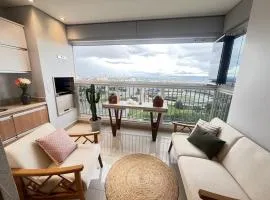 Winner! 2Q, 3 ares condicionados, varanda com churrasqueira, vista clara para o Serra Dourada, a poucos passos do Parque Flamboyant e a 10 minutos do Autódromo e do Aeroporto!