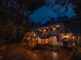 The Oneness Living- Seasonal Heritage stay with Tholpaavakoothu nights، فندق في Pazhayannūr
