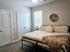 Comfort Living 2BR Townhome, Hotel in Edmond