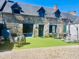 Charmant cocon breton proche plage, GR34, parking, Hotel in Pordic