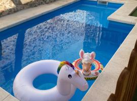 La postal de Dali, Hotel in Añe