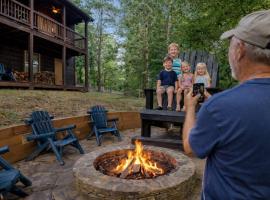 DeerWoodsLodge DOT com-Ellijay Coosawattee River-Sleeps 16-ARCADE-Hot Tub-Fire Pit-Winery's, hotel i Ellijay