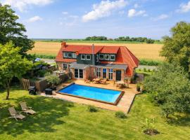 Huus ant Diek, Luxus in Deichnähe, Erdgeschosswohnung mit Pool, hotel din Norden