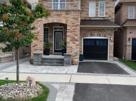 Warm Stylish 4 Bedroom Home 3 Bath, khách sạn ở Ajax