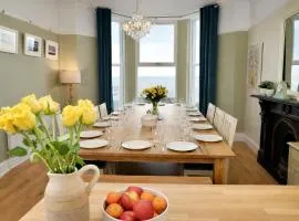 Bay View, Sleeps 18, 7 Bedrooms, 7 Bathrooms, Seafront, Criccieth