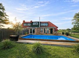 Ferienhaus"Huus an`t Diek" Luxus in Deichnähe mit Pool, Nähe Norddeich, Hotel in Norden