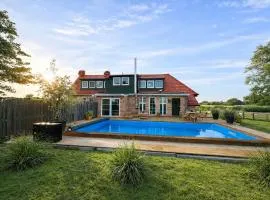 Ferienhaus"Huus an`t Diek" Luxus in Deichnähe mit Pool, Nähe Norddeich