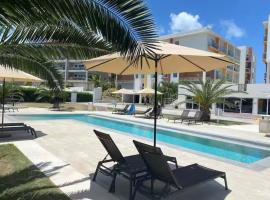 Luxury Maho Entire Apt 1BR Ocean Runway View, hotell sihtkohas Maho Reef