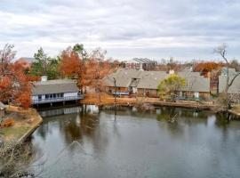 Gated Lakefront Retreat, hotel v destinácii Edmond