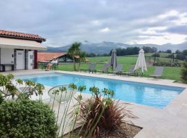 Hotel Restaurant Pecoitz، فندق في سان جان بييه دو بور