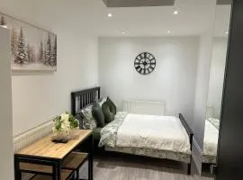 Modern Studio flat with free parking