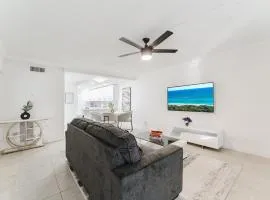 Luxury Waterfront Boca with Pool, Hot Tub and Boat Views