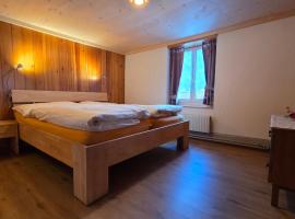 Adlerhorst - Apartment im Niedersimmental, hotelli kohteessa Oey