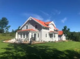 Nybyggt hus i lantlig idyll
