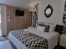 La Perle studio avec kitchenette et jacuzzi, Hotel in Gauriaguet