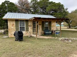 Hilltop Cottage, Historic Silver Spur Dance Hall, hotel u gradu Bandera