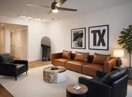 Luxury 17th-Floor Condo with City Views, Free Parking, Pool, Gym