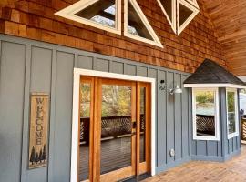 Mountain Cabin & Creek-Front Nature Retreat NC, Hotel in Flat Rock