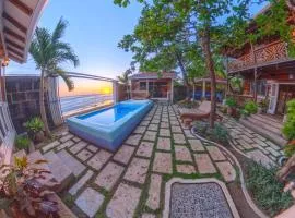 Romantic Beachfront Casita w Pool - AC - Sleeps 4