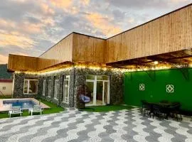 Wood house hot pool in Qebele Vendam