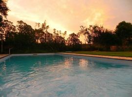 Casa de Campo com Piscina perto de SP Embu,Cotia, hotel u gradu Embu