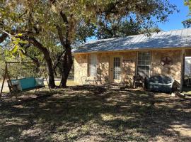 Hilltop Bunkhouse, Historic Silver Spur Dance Hall, hotel u gradu Bandera
