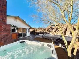 Private Joshua Tree Oasis w Pool and Hot Tub