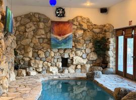 Family Nature Retreat Near LA with Indoor Grotto Pool, hotel en Simi Valley