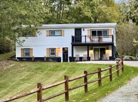 Logan’s Lookout over Mohican - Modern Farmhouse โรงแรมในLoudonville