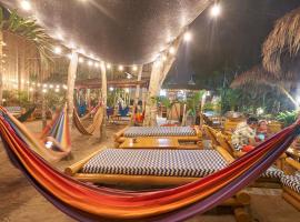 Hidden House Party Hostel, hotel en Montañita