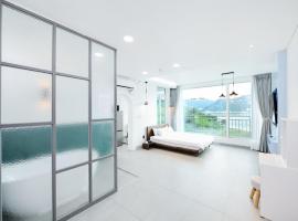 Camp Gate Pension Riverview Spa, hotel i Gapyeong