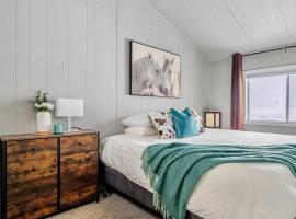 Lakefront Cabin - Cozy Retreat - 5Beds - TV - Wifi, beach hotel in Barrhead