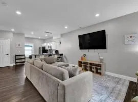 Modern 2BR Apt, Pets + Laundry, Near Univ & Mosaic