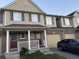 Gorgeous 3-Bedroom 3Bathroom house, хотел в Кичънър