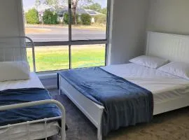 Room In Dubbo With Queens Beds