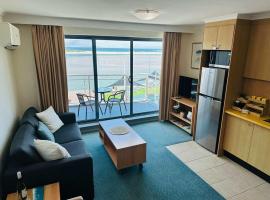 1 Bedroom Waterfront Apartment - Rooftop Pool & Spa, h&oacute;tel me&eth; b&iacute;last&aelig;&eth;i &iacute; The Entrance