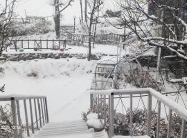 Himalayan Holidays Camp & Resort near Surkanda Devi, готель у місті Дганолті