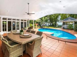 Willow Garden Stays Cairns - Beachfront 4 Bedroom Luxury Holiday Home, Hotel in Kewarra Beach