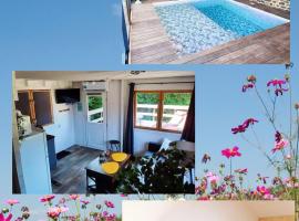 틴테니악에 위치한 호텔 Piscine avec Les Gîtes du Rouyon