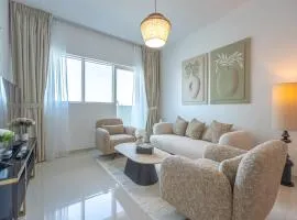 Elegant 2BR - Bright Balcony Al Reem Stay