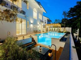 Whitewood Luxury 5BR Pool Villa for Groups, Hotel in Chiang Mai