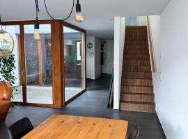 Exclusive Rooftop Duplex Penthouse, Hot Tub, 2 Terrace Views, 230sqm, Downtown, 6min walk to main station, hotel em Basileia