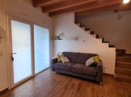 Casetta gialla in Brianza - Monticello Brianza - NON E' CASATENOVO, hotel Casatenovóban